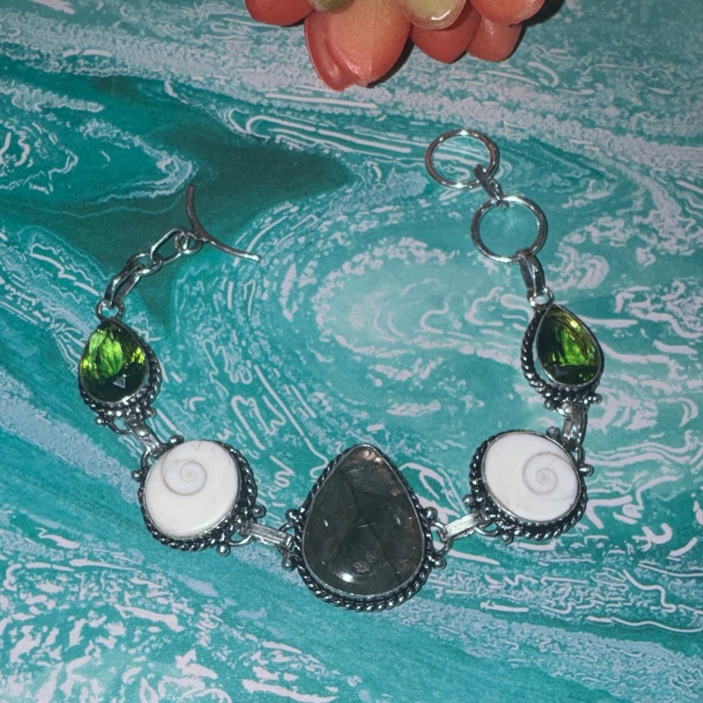Labradorite & Shell Silver Bracelet - Picture 4 of 14